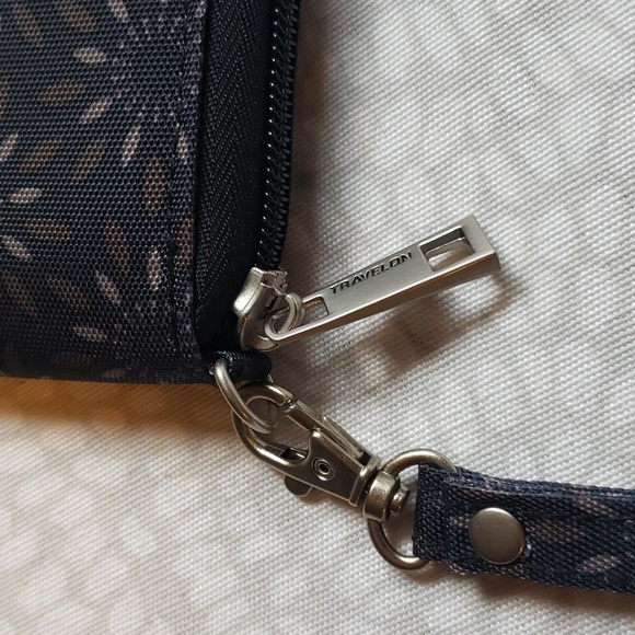 Travelon Travel Wristlet Wallet with ID Protection-Fabulous Condition - Picture 6 of 6